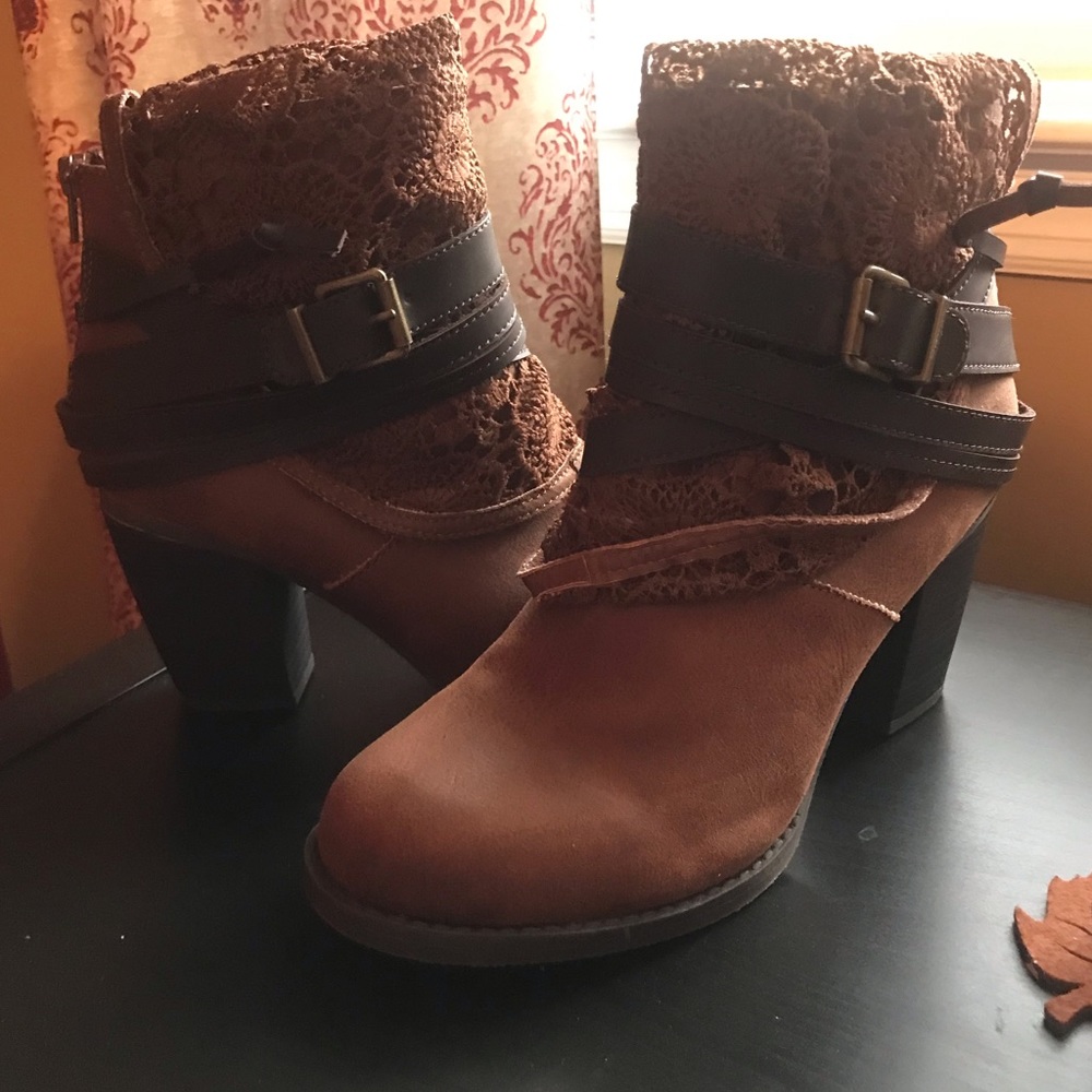 Adorable brown boots with lace and buckle
